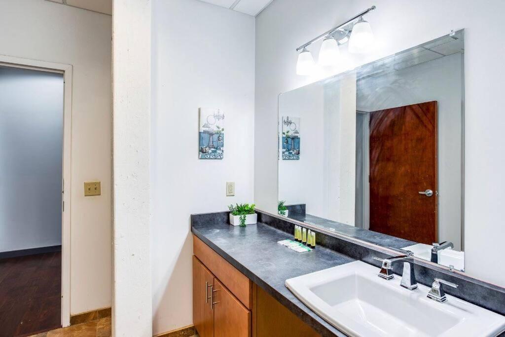 Apartamento Centric Ny Style Loft W/King Bed Rochester Exterior foto